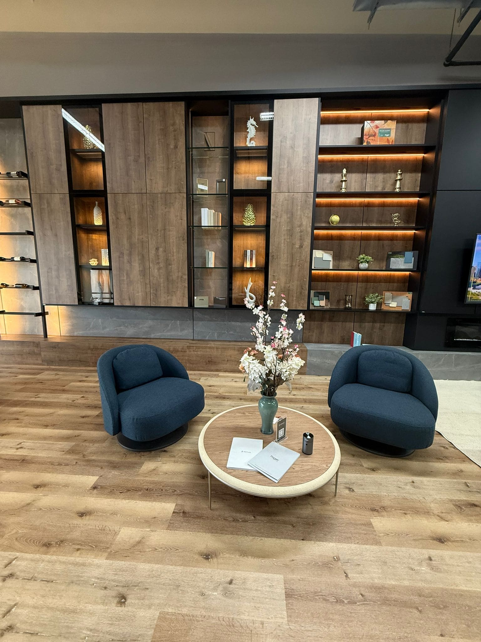 Finger showroom photo 4