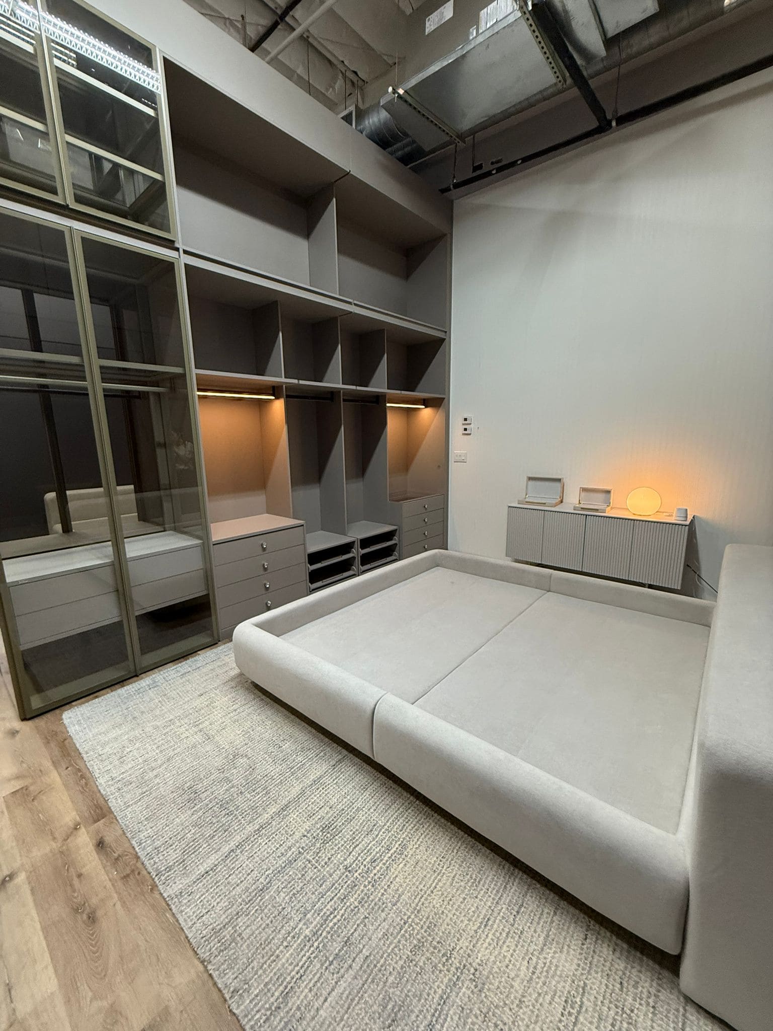 Finger showroom photo 7