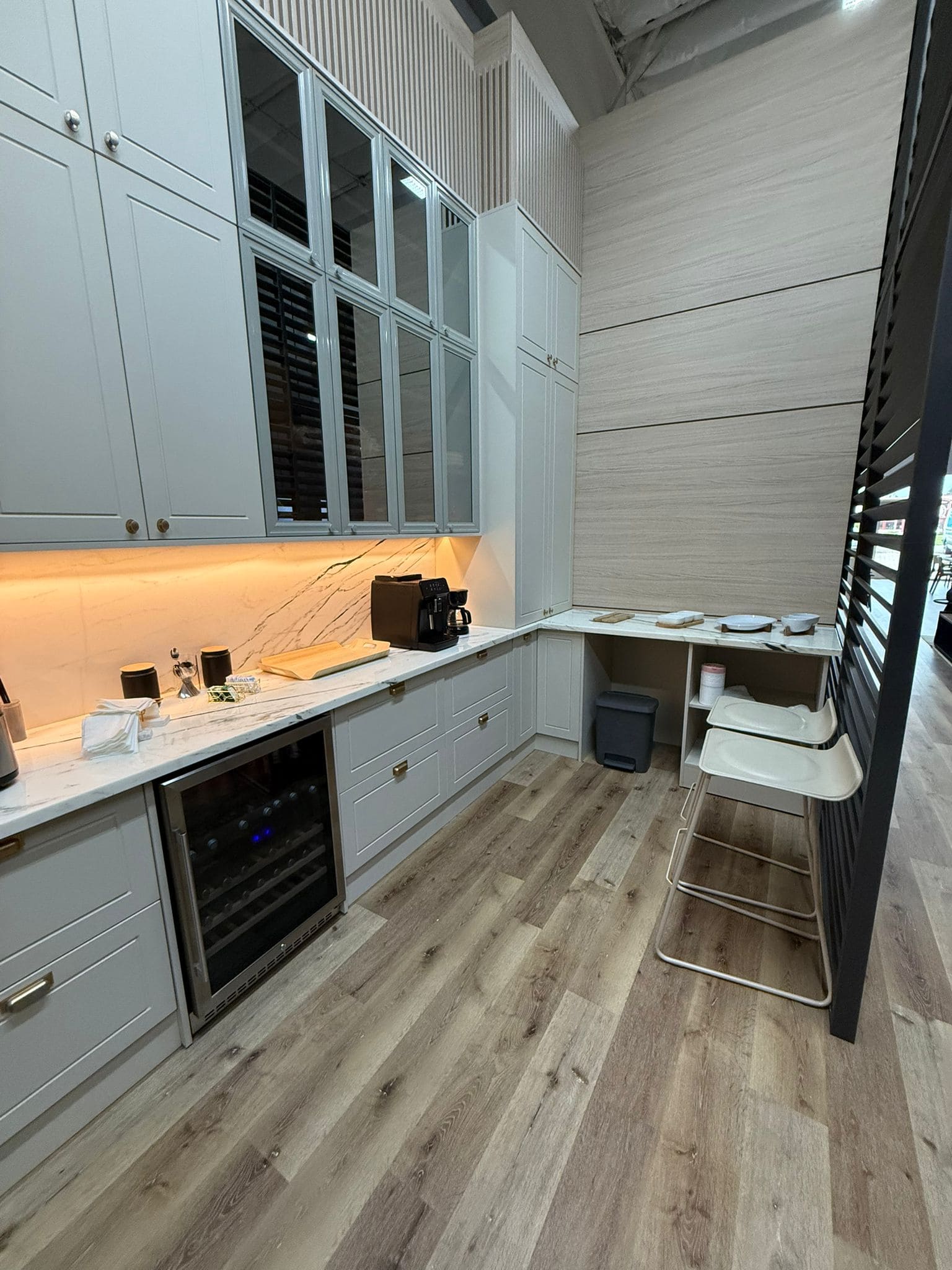 Finger showroom photo 8