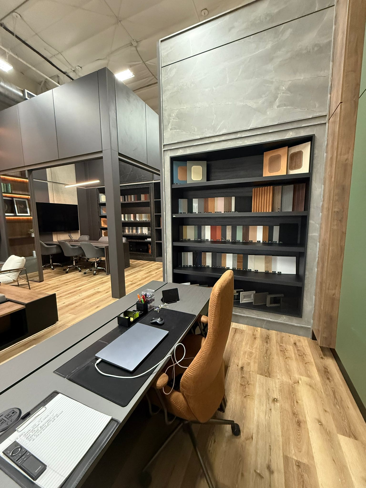 Finger showroom photo 9